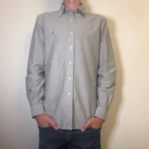 Blå/grå Ralph Lauren skjorta slim fit, S, Herr  - Säljer nu en riktigt snygg blå/grå Ralph Lauren skjorta | strl S | modellen är ca 171cm och 56kg | skick 9,5/10, använda några enstaka gånger, inga defekter | skriv om du har några frågor! // HLselling