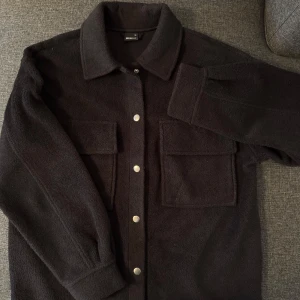 Svart teddyjacka från Gina Tricot XS - Svart teddyjacka från Gina Tricot i storlek XS. Riktigt mjuk och i bra skick trots en del använding. Säljer eftersom den inte kommer till använding💗