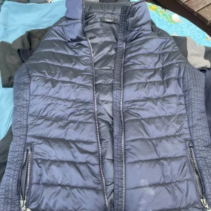 Equestrian Stockholm Väst - Superfin väst! Använd några fåtal gånger, finns en fläck men tas bort innan den skickas🫶🏽