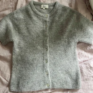 Grå ribbad kofta från Gina Tricot - Säljer en grå stickad kofta från Gina