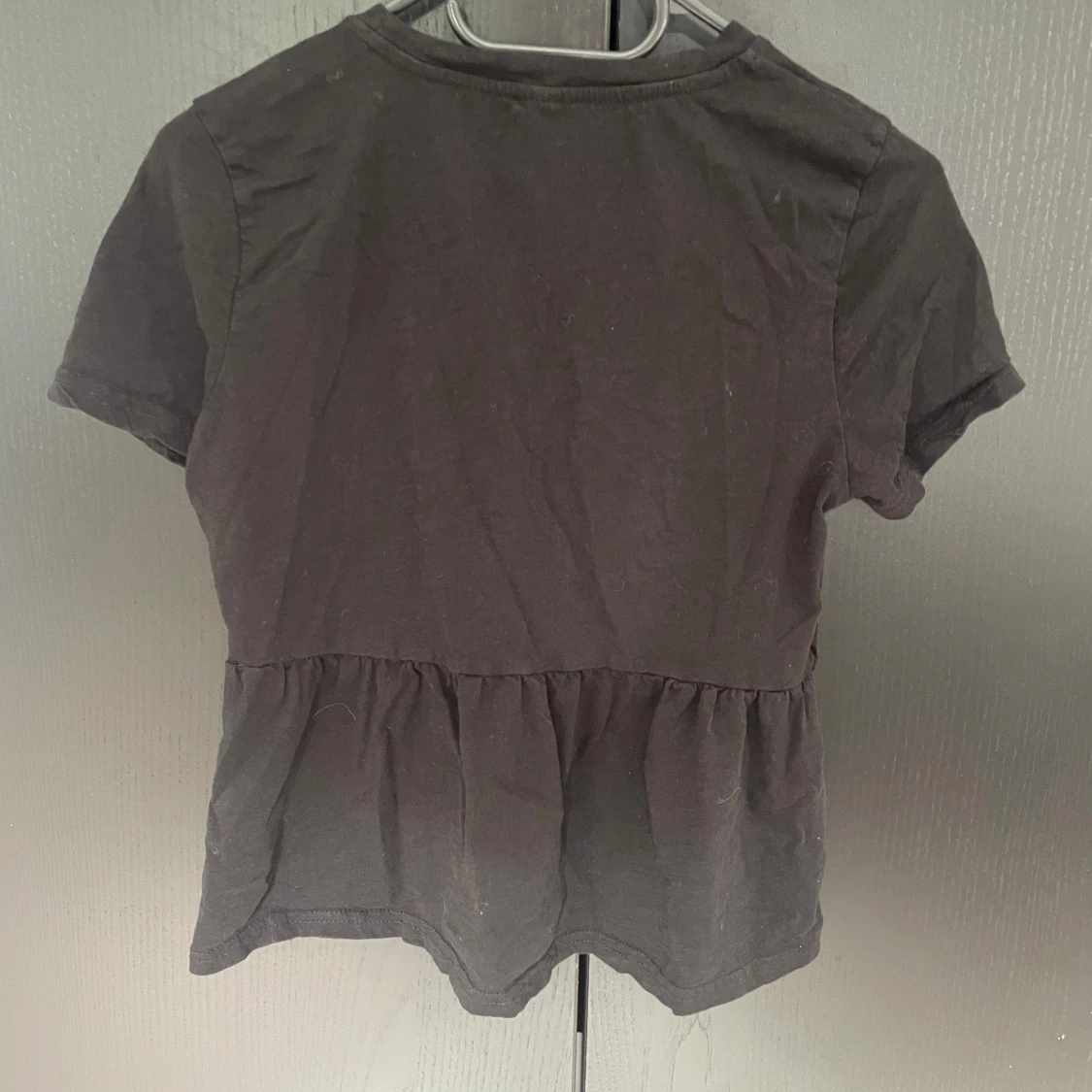 Svart Tshirt med volang  - 3