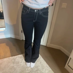 Jeans - Jeans från weekday, storlek 36 köpta från vinted men säljs pga av felaktig storleksinfo , svarta jeans med vita sömmar , pris kan diskuteras vid snabb affär