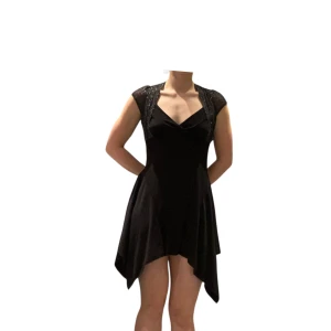 Svart glittrig kortklänning M - Supersnygg svart kortklänning med glittriga detaljer på axlarna och ett asymmetriskt fall. Sweetheart-neckline och korta ärmar. Materialet är mjukt och stretchigt. Står storlek M men materialet är stretchigt ovhbpassar även S utan problem