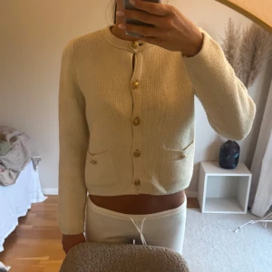 Stickad kofta med guldknappar - Säljer creamevit stickad kofta med guldknappar 🥰 passar perfekt till hösten 