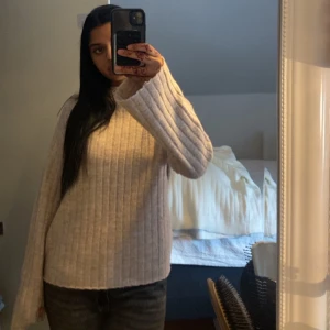 Ljusbeige ribbad stickad tröja - Mysig ljusbeige stickad tröja