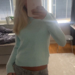Ljusblå stickad tröja från Vero Moda - Supermysig ljusblå stickad tröja från Vero Moda i storlek XS. Tröjan har en enkel, klassisk design med rund hals och långa ärmar. Perfekt att matcha med jeans eller kjol för en chill och snygg look. Ribbstickade muddar vid ärmslut och nederkant.