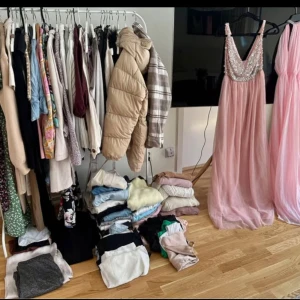 Stort klädpaket 2 sopsäckar  - Endast avhämtning. 2 stora sopsäckar men kläder i strl Xs-S Allt från klänningar, byxor , tröjor, toppar, kostymbyxor , jeans etc  Endast avhämtning Uddevalla 