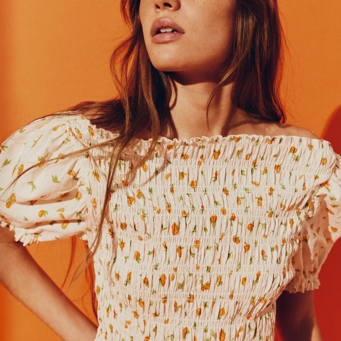 Vit topp med apelsiner - 1