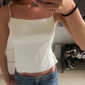 Satin topp med öppen rygg  - Säljer denna jätte fina satin topp som har öppen rygg!! Köpte den utomlands så finns inget märke tyvärr!!🤍🤍