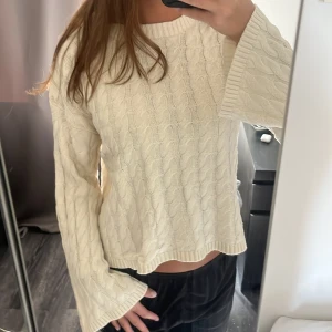 Vit kabelstickad tröja Gina Tricot - Säljer en vit kabelstickad tröja från Gina Tricot i storlek S. Tröjan har rund hals, långärmade och lite vidare ärmar för en chill vibe. Mjuk och skön stickad bomull, perfekt för lager-på-lager under höst och vinter. Passar dig som gillar enkel och clean stil.