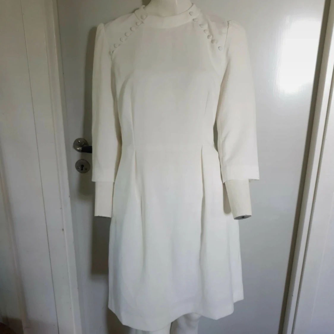 Vit kort klänning med knappar