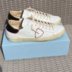 HELT NYA Philippe Model  - HELT NYA Vita Philippe model || Storlek 43 (innermått 28,6cm) || Mitt pris 2699kr || Box medföljer || Tveka inte på att höra av dig vid frågor eller funderingar 
