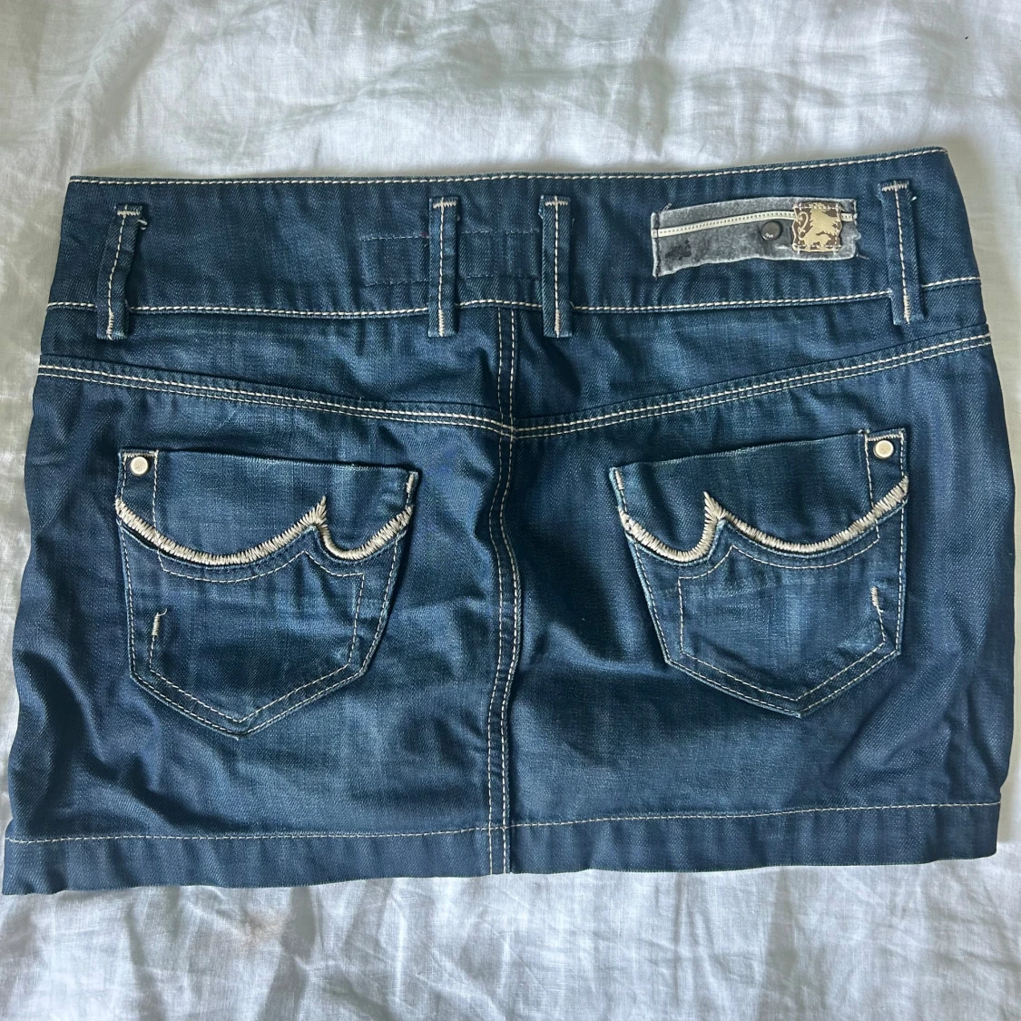 Blå jeanskjol med fickor och detaljer - 1