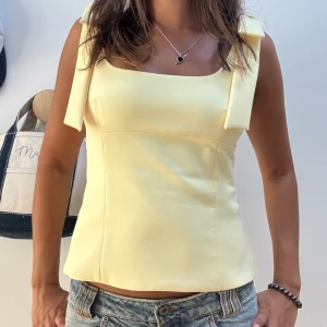 Gul Zara topp - Säljer denna trendiga Zara toppen i gul. Storlek XS. Kommer inte till användning tyvärr. Nypris 329 kr.