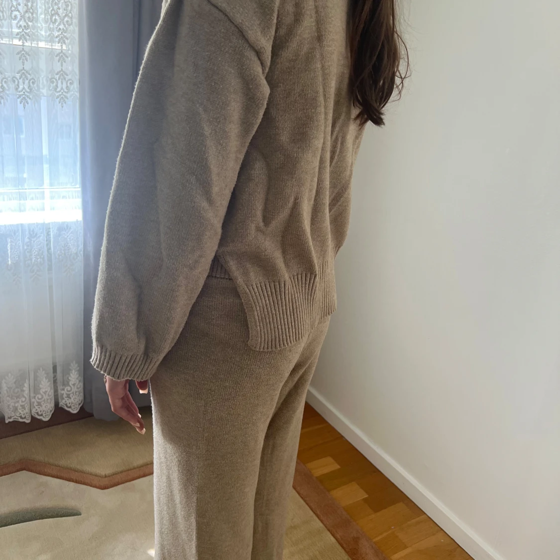 Beige stickad tröja med ribbad kant - 2