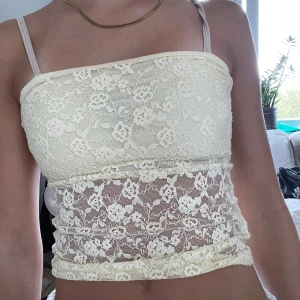 Gul spets tubtopp från Subdued - Superfin tubtopp från Subdued i en gul färg med blommig spets över hela toppen. Materialet är mjukt och stretchigt med ett romantiskt vibe. Perfekt för att styla med jeans eller kjol för en trendig look. Köpte den för drygt en månad sen, så den är knappt använd. Köpt för 250❤️