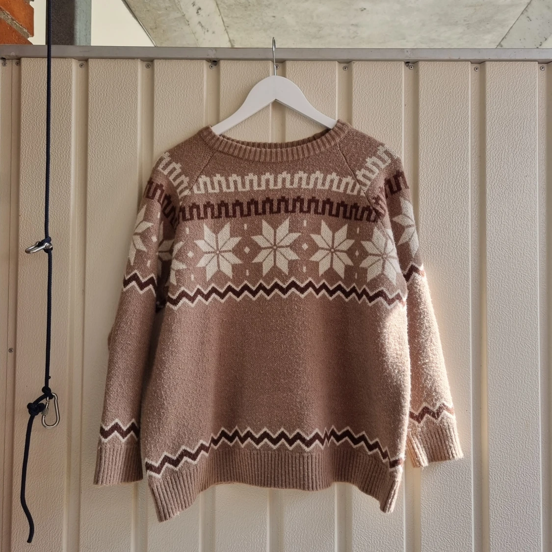 Beige stickad tröja med mönster 