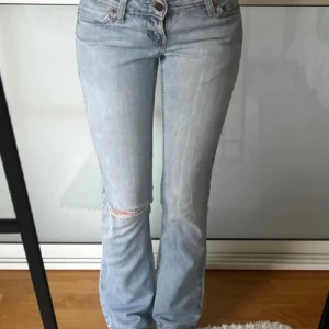 Ljusblå jeans från Levi's - Säljer ett par jättefina ljusblå levi’s jeans💗Storleken är S men jag skulle säga mer åt xs hållet! Midjemått 72cm och innerbenslängd 77 cm. OBS dragkedjan går ej att stänga men inget man tänker på. Jeansen hade ett litet hål på baksidan men som jag sytt igen (se sista bilden)