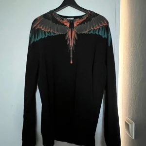 Svart Marcelo Burlon - Bra skick storlek L men passar Xl .