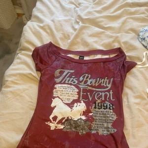 Vinröd topp med cowboytryck från Shein - Cool vinröd topp från Shein, ger en y2k vibe. Jätte bra skick och helt oanvänd. Storlek S.