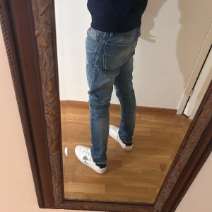J.lindeberg jeans  - Tja! Säljer ett par as snygga j.lindeberg jeans med snygga slitningar | Storlek 31/32 | Skick 9/10 | Han på bilden är 190 cm lång, passar bäst under 185cm | Pris 499kr | Hör av dig vid några funderingar eller frågor 