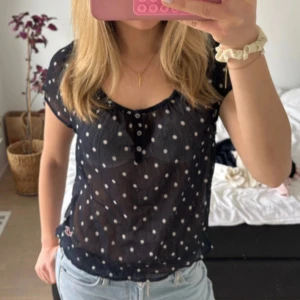 Prickig topp - Jättesöt topp från Hollister! Säljs ej längre, bara använt några ggr, väldigt fint skick! Har den originalmåsmärken på. Skriv om du har flera frågor! 💗💗