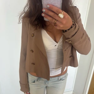 Kort kappa - Söt kort vårkappa eller höstkappa! Jag är 168 och det är mina bilder, köp via köp nu direkt eller Swish, kvar tills markerad som såld 💖 