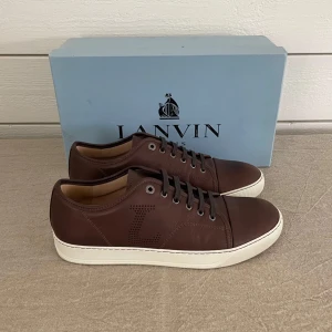 Lanvins - Nyskick! Väldigt snygga och stilrena Lanvins i storlek 43, UK 9. OG box följer med! Hör av dig vid frågor och funderingar!