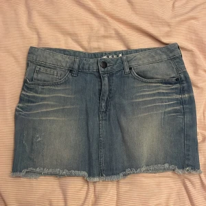 jeans kjol - Säljer denna super söta kjolen för den inte passar mig. Skulle säga att den är i storlek M. Säljer för 199💛