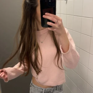 Stickad ljusrosa tröja  - Stickad ljusrosa tröja i skönt material, lite liten i storlek men jättebekväm💕