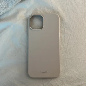 Mobilskal iPhone 12 - Ett superfint benvitt silikonskal från Holdit till en iPhone 12🤍