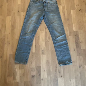 Blå jeans från Jack & Jones - Säljer ett par klassiska blå jeans från Jack & Jones, modell Relaxed/Chris i storlek 28W 32L. Jeansen har rak passform, fem fickor och knäppning med knappar. Materialet är slitstarkt denim i bomull och färgen är ljusblå med snygg tvätt. Perfekt för dig som gillar avslappnad stil. Skriv vid minsta fundering😁