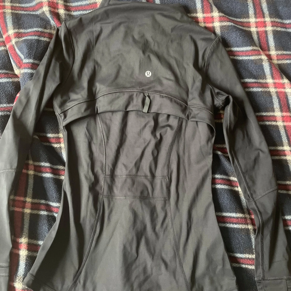 Svart träningsjacka från Lululemon - 2