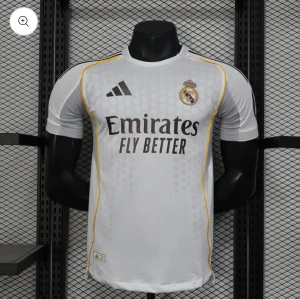 Real Madrid vit matchtröja Adidas - Snygg vit Real Madrid fotbollströja från Adidas med svarta och gula detaljer. Kortärmad modell med rund hals och tryckt klubbmärke på bröstet. Materialet är lätt och andas, perfekt för träning eller match. Emirates Fly Better-logga på framsidan.