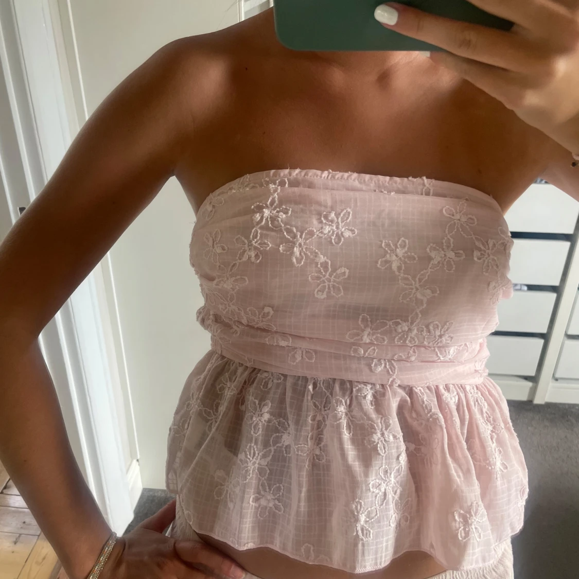 Ljusrosa bandeau tubtopp med broderade blommor - 1