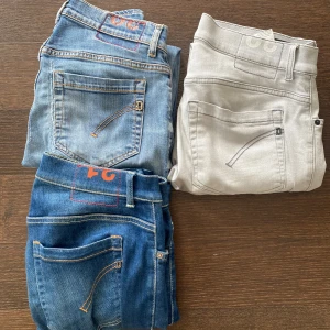 Dondup George - Säljer tre par dondup George jeans i olika färger: klassiskt mörkblå, ljusblå och ljusgrå. Alla har skinny passform, fem fickor och snygga detaljer med Replay-logga på bakfickan. Perfekt för dig som gillar stilrena och moderna jeans med stretchig bomullskänsla.