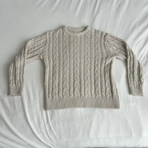Beige stickad tröja från Kappahl - Jag säljer min kabel stickade tröja från Kappahl pga att den inte kommer till andvänding. Den är i ny skick 9/10⭐️ ny pris 349 mitt pris 99kr skriv vid frågor!