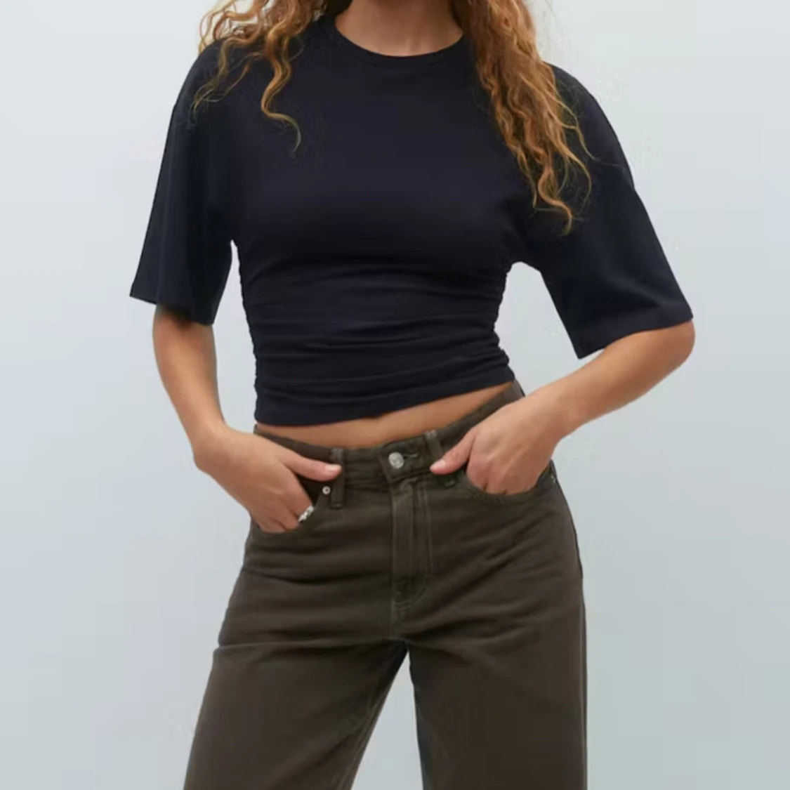 Svart croppad t-shirt från Gina Tricot