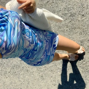 Blå mönstrad kortklänning - Använd enstaka gånger. Jätte skönt matrial, är öppen i ryggen