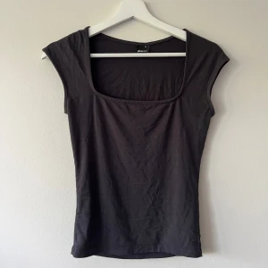 Grå topp från Gina tricot  - Säljer denna gråa toppen från Gina tricot i deras ”soft touch” kollektion 💕 använd få gånger! 