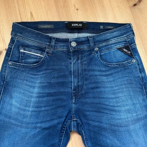 Mörkblåa Replay Grover Hyperflex - Ett par mörkblåa Replay Grover Hyperflex i mycket bra skick, inga defekter alls.🤩                     Storleken är W29 L32.                                                                            Tveka inte på att höra av dig vid funderingar, eller om du vill ha mått eller fler bilder!⭐️