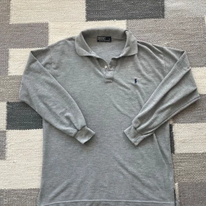 Grå långärmad pikétröja Polo Ralph Lauren - Lång ärmad pike storlek M använd men inga defekt 