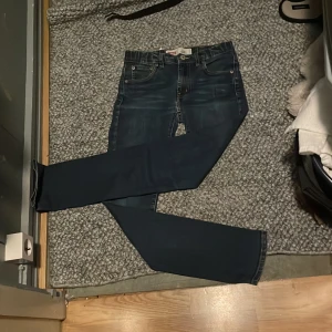 Levi's 510 mörkblå  - Snygga Levi's 510 jeans i mörkblå tvätt. Slim fit med raka ben, tillverkade i slitstarkt jeanstyg. Tveka inte att fråga. Pris kan sänkas vid köp av bundel, eller rimligt förslag.