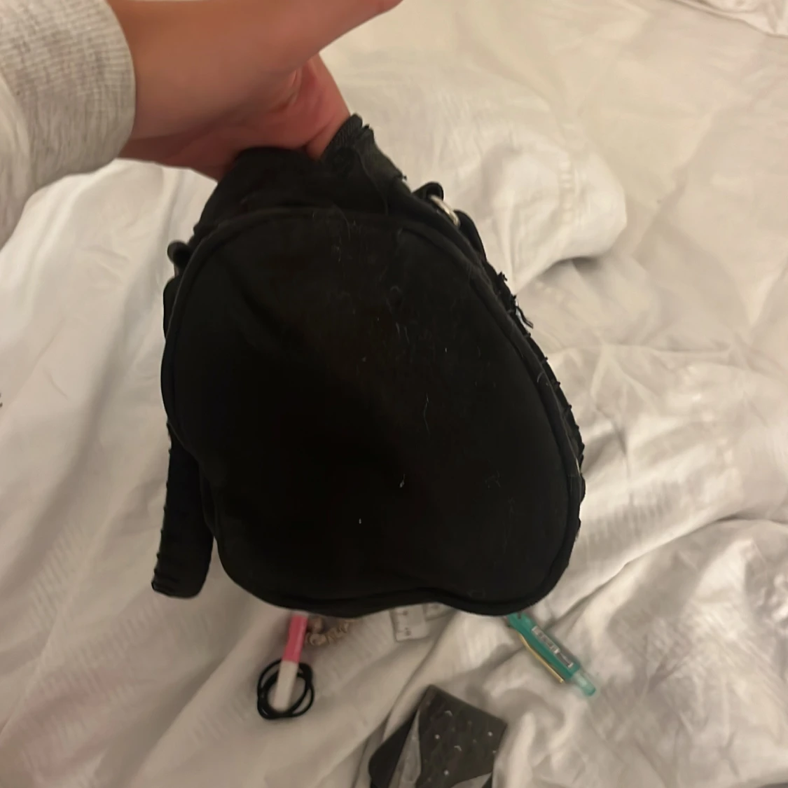 Svart handväska med silvriga detaljer - 4