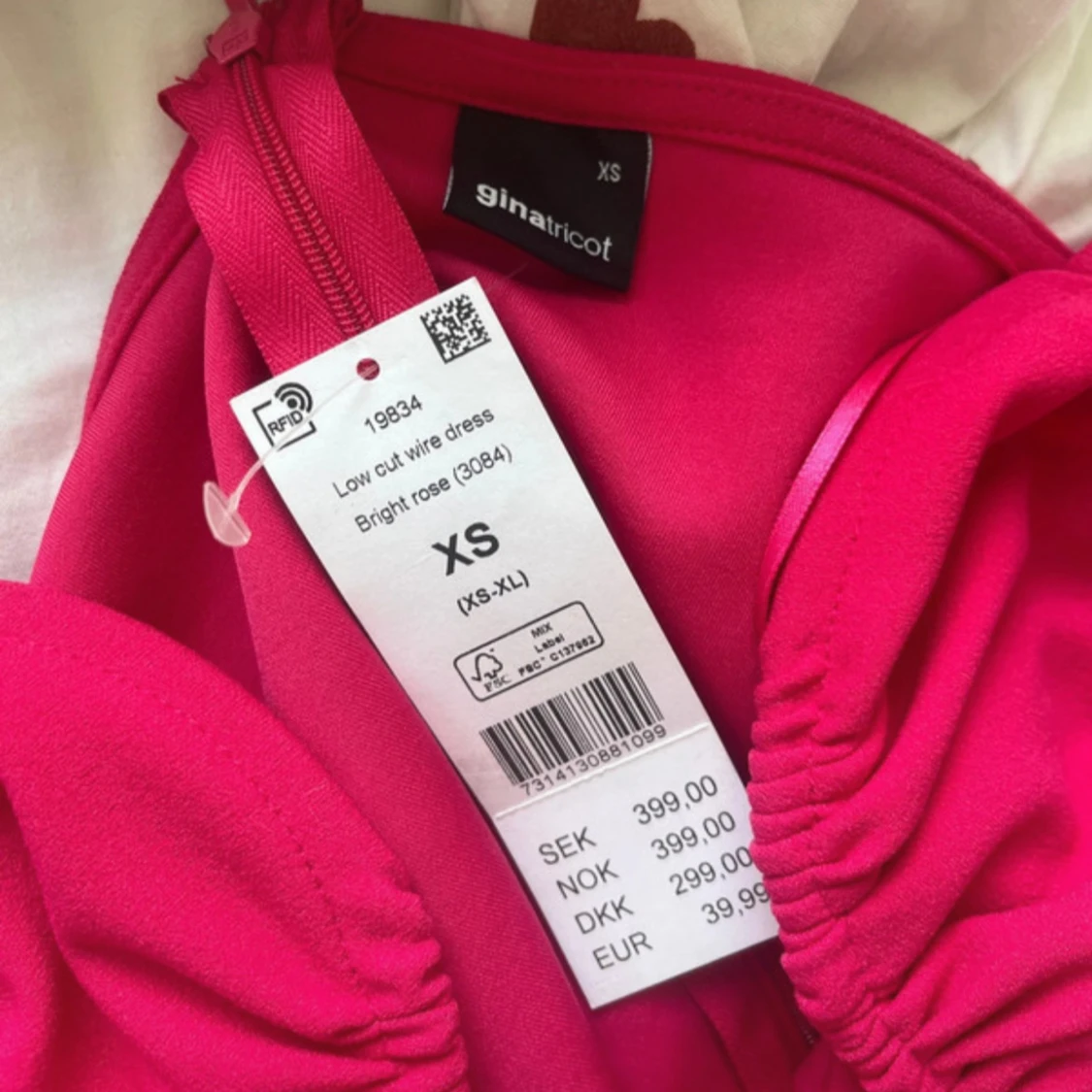 Rosa kort klänning från Gina Tricot - 2