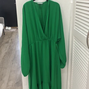 Trendig grön klänning i storlek S! - Snygg grön klänning, perfekt för både vardag och fest! Smickrande passform. Storlek S. Lätt och bekvämt material. fint skick! Perfekt för våren och sommaren. Gör ett riktigt fynd!  #grönklänning #sommarklänning #vårklänning #storlekS #fashion #mode #stil #vintedfynd #secondhand #kvinna #trendig #outfitinspo