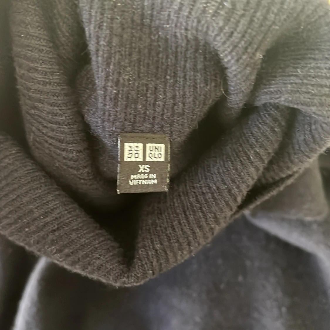 Mörkblå/svart Kashmir polotröja från Uniqlo XS - 3