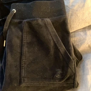 Svarta juicy byxor  - Svarta  Juicy Couture byxor i storlek XXS🖤 saknas en metall grej på ena smöret (se sista bilden)