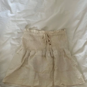 Beige kortkjol från Zara - Supersöt beige kortkjol från zara. Knappt använd! Helt slutsåld! 