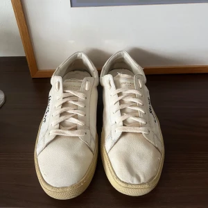 YSL Court classic SL/06 - Säljer nu dessa schyssta Saint Laurent court classics. Size 42, inget og medföljer detta par, endast skor. Dessa skor är ett par av YSL mest populära kollektioner på senare år. Cond 7,5/10 (sprucket läder, heelscreep, missfärgningar på skosnörena & en lagad sula hos en autentisk skomakare.) Sulan lagade hos skomakare, dessvärre blev vissa stygn sneda på vänstra skon. (Endast vänster som lagats) för tydligare uppfattning se bild. Vid frågor hör av er i PM!